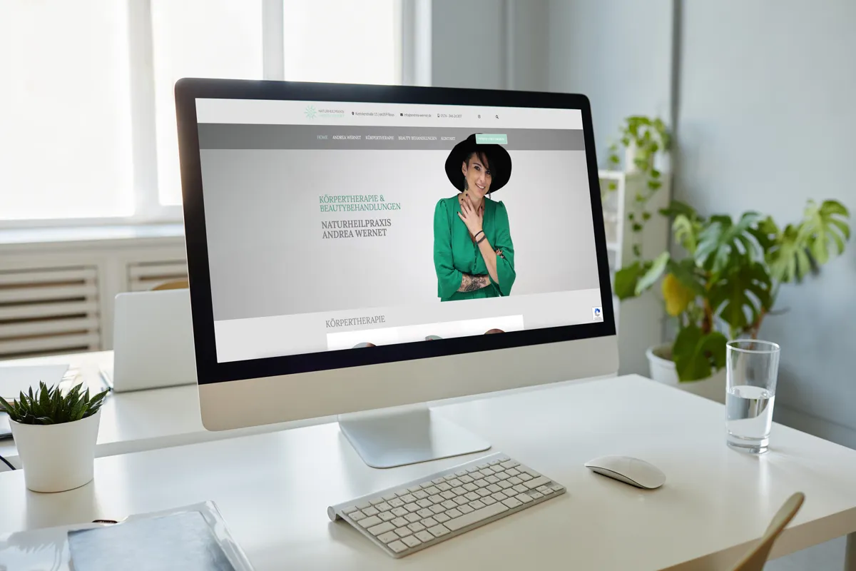 Website der Naturheilpraxis Andrea Wernet auf einem Desktop-Bildschirm am hellen Arbeitsplatz