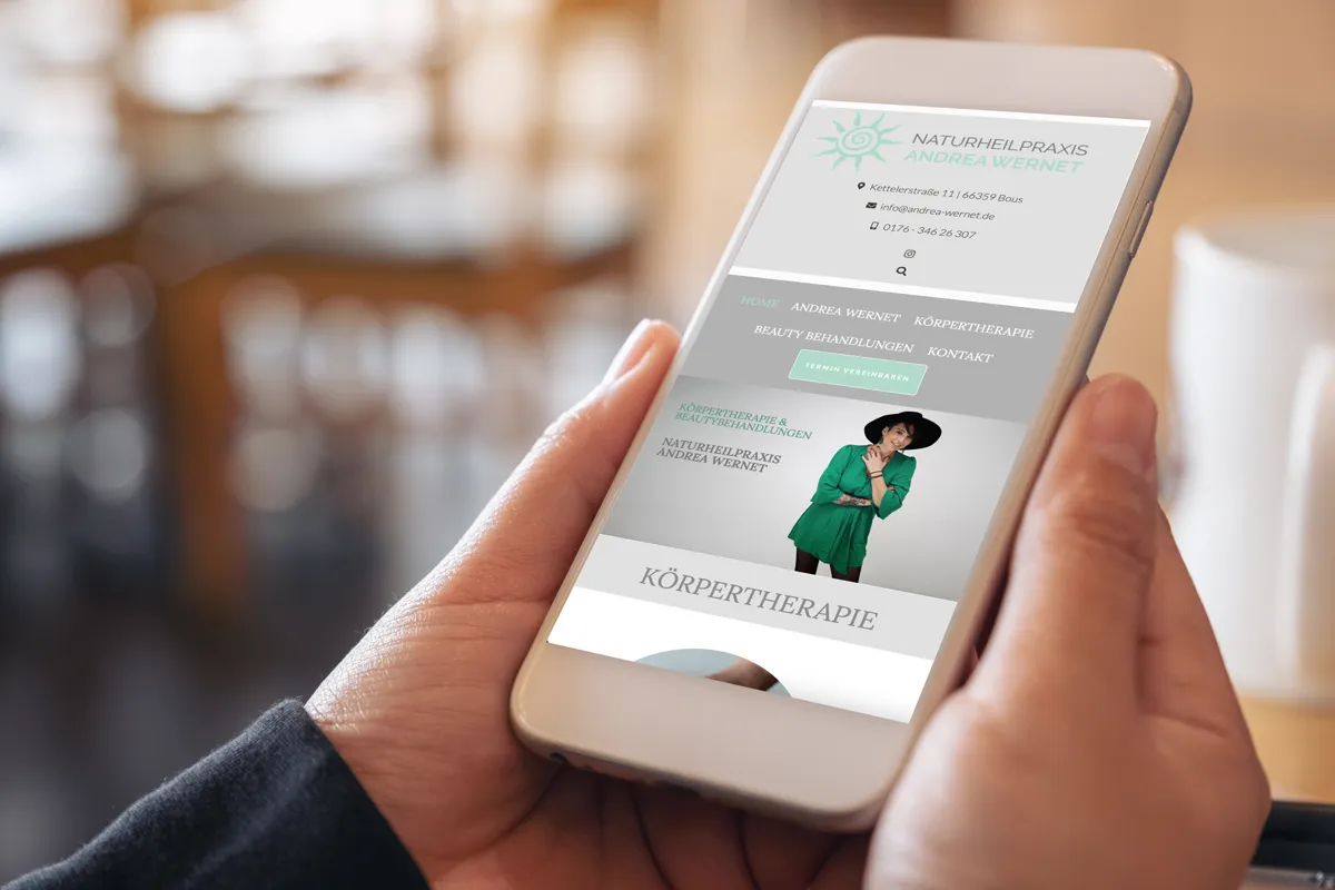 Website der Naturheilpraxis Andrea Wernet in der mobilen Ansicht auf einem Smartphone
