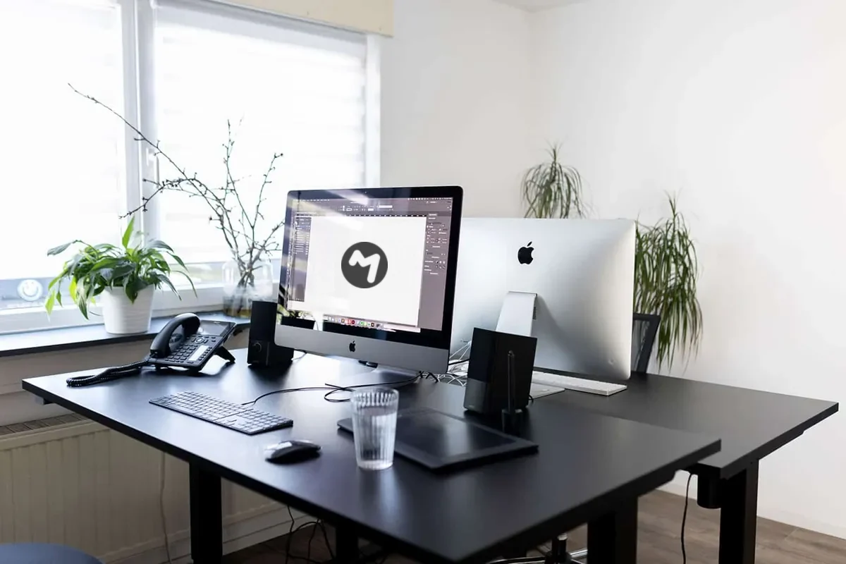 Arbeitsplatz mit iMac und neuem Logo von marketing thom auf dem Bildschirm im Büro in Völklingen