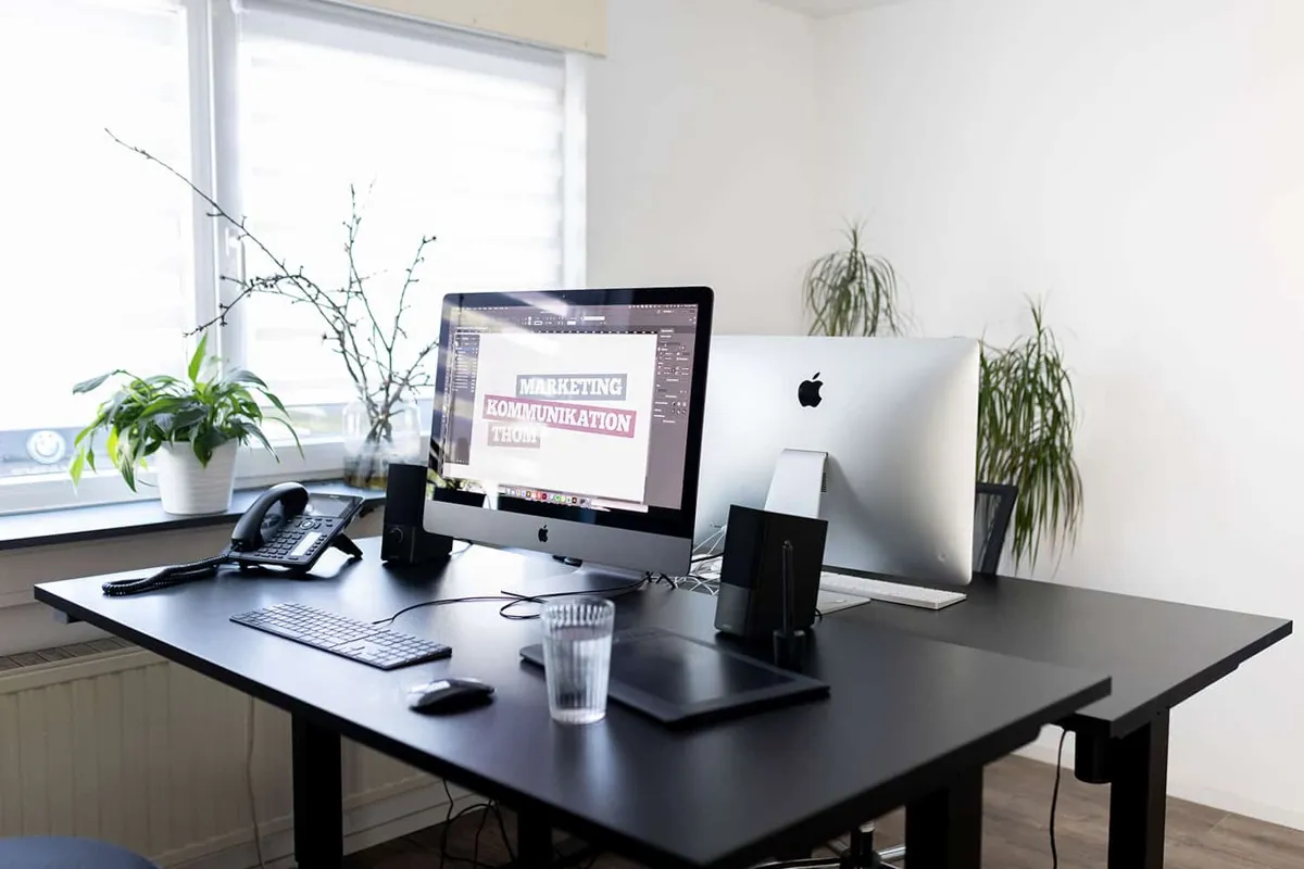 Arbeitsplatz mit iMac und Grafiktablett am Fenster im Büro von marketing thom in Völklingen