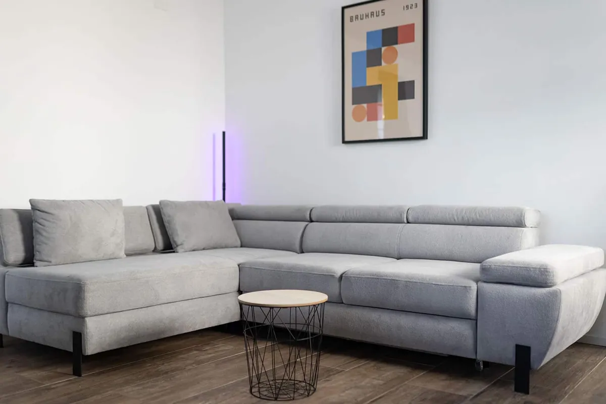 Loungebereich mit grauem Ecksofa und Beistelltisch im Büro von marketing thom in Völklingen
