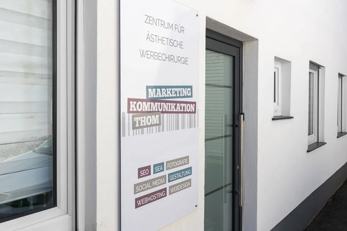 Eingang der Agentur am Haldenweg 20 in Völklingen mit Firmenschild von marketing thom