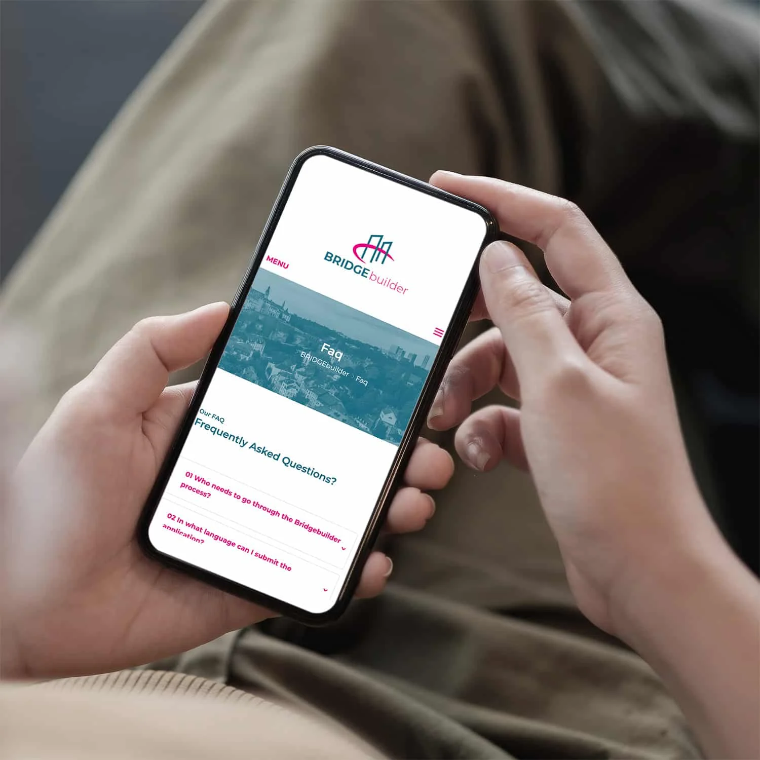 Website von bridgebuilder der Universität Luxemburg in der mobilen Ansicht auf einem Smartphone