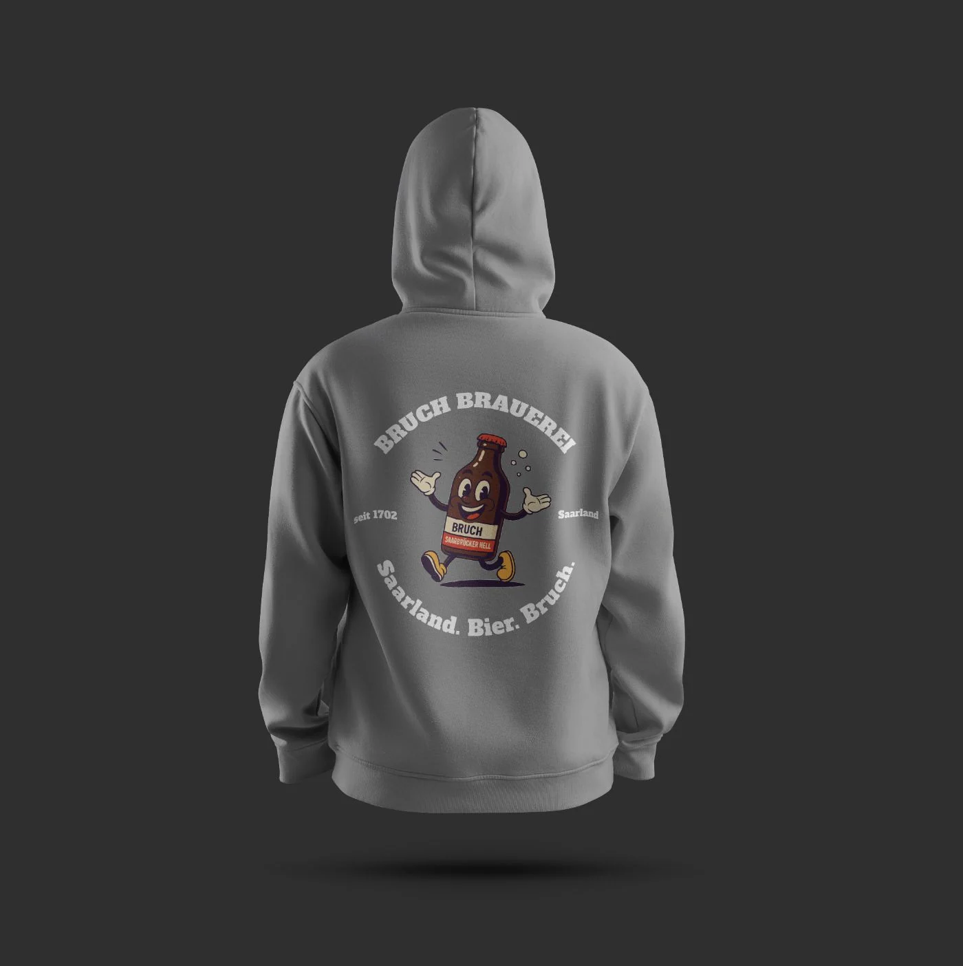 Grauer Kapuzenpullover mit Rückendruck einer Bierflasche und „Saarland. Bier. Bruch.“