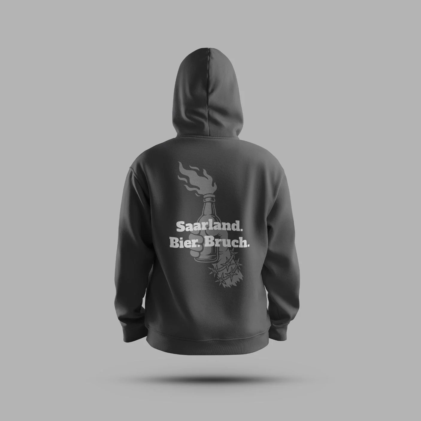 Dunkler Kapuzenpullover mit Rückenaufdruck „Saarland. Bier. Bruch.“ der BRUCH Brauerei