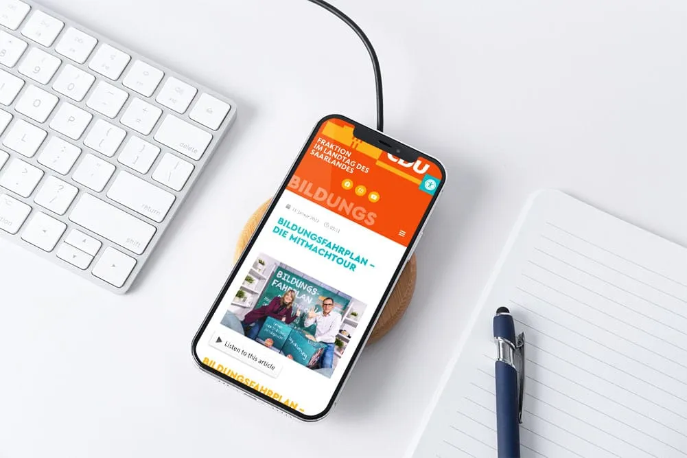Website der CDU-Fraktion im Landtag des Saarlandes in der mobilen Ansicht auf einem Smartphone neben Tastatur