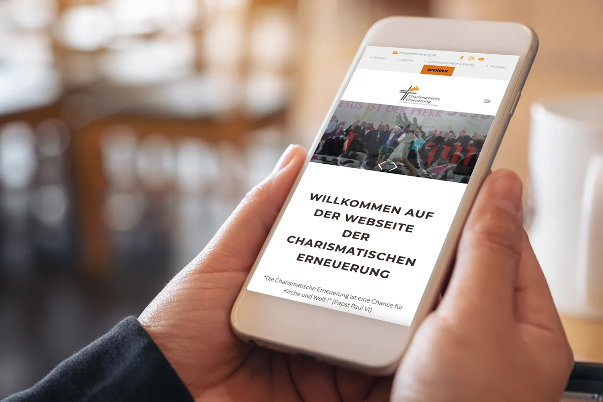 Website der Charismatischen Erneuerung in der Katholischen Kirche in der mobilen Ansicht auf einem Smartphone
