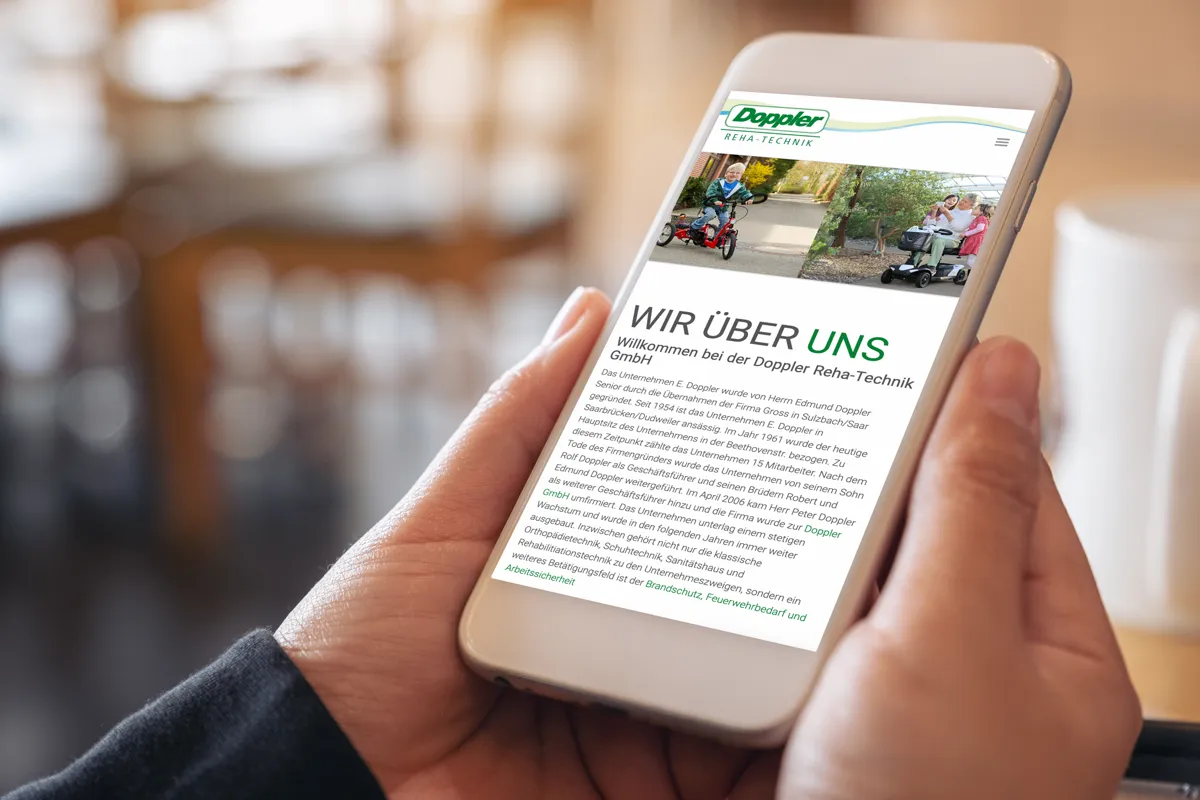Website von Doppler Reha-Technik mit „Wir über uns“ in der mobilen Ansicht auf einem Smartphone