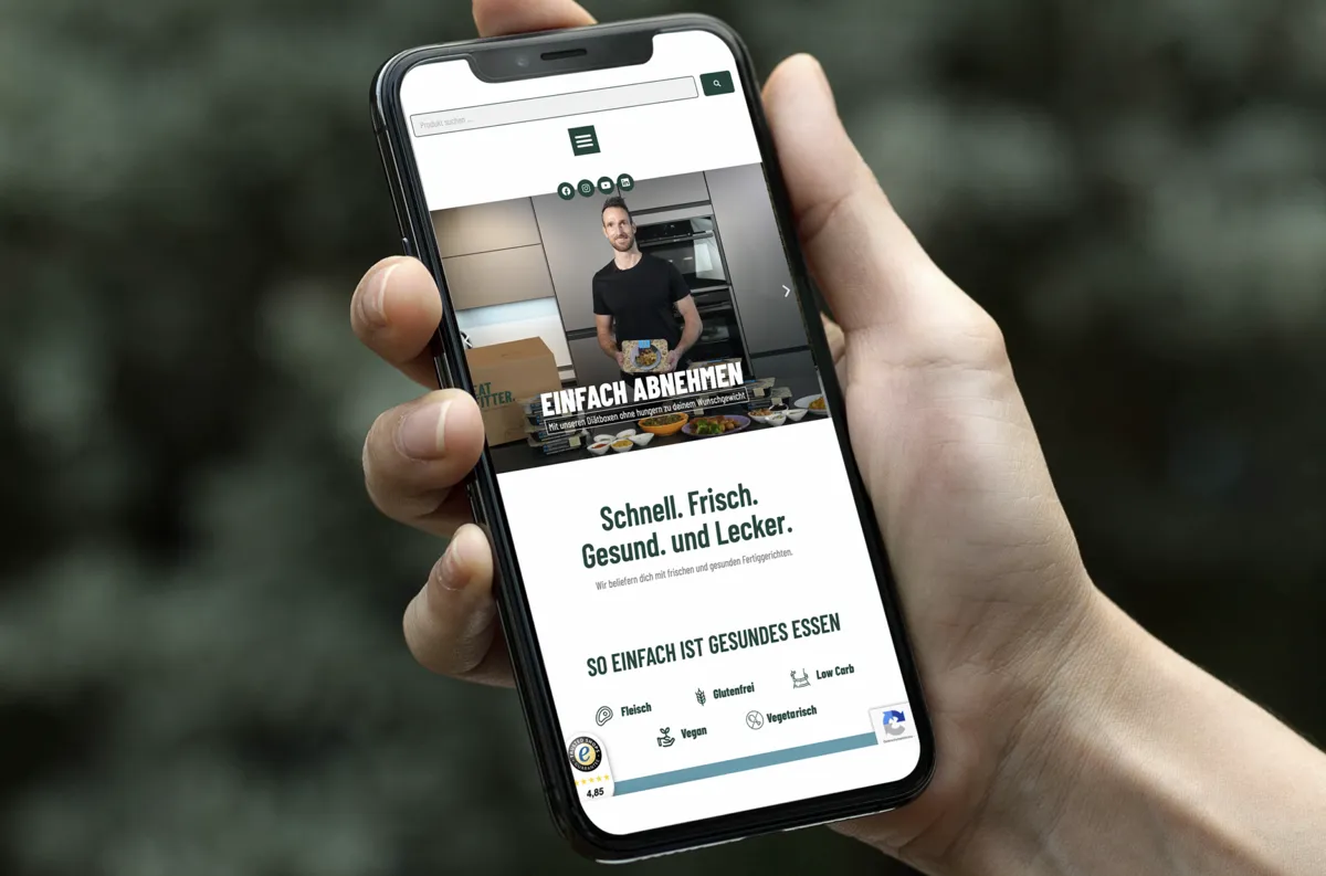 Onlineshop von EATFITTER in der mobilen Ansicht auf einem Smartphone in der Hand