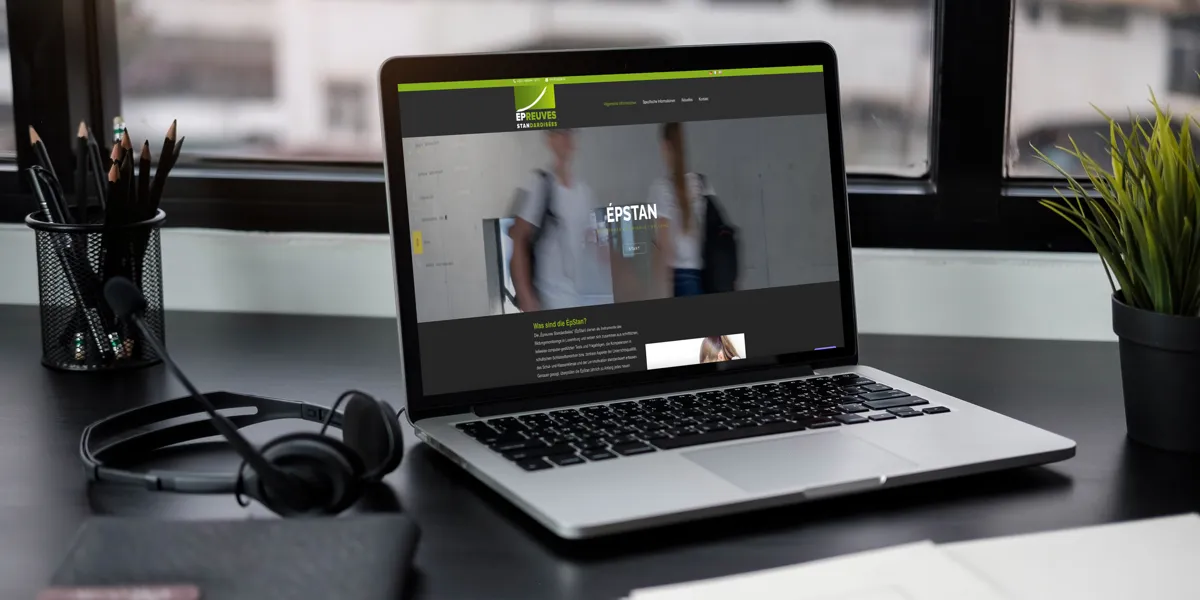 Website von ÉPSTAN aus Luxemburg auf einem Laptop am Schreibtisch