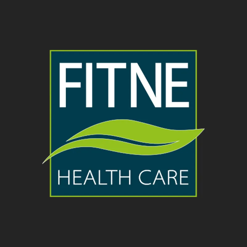Logo von FITNE Health Care mit grünem Blattbogen auf dunkelblauem Grund