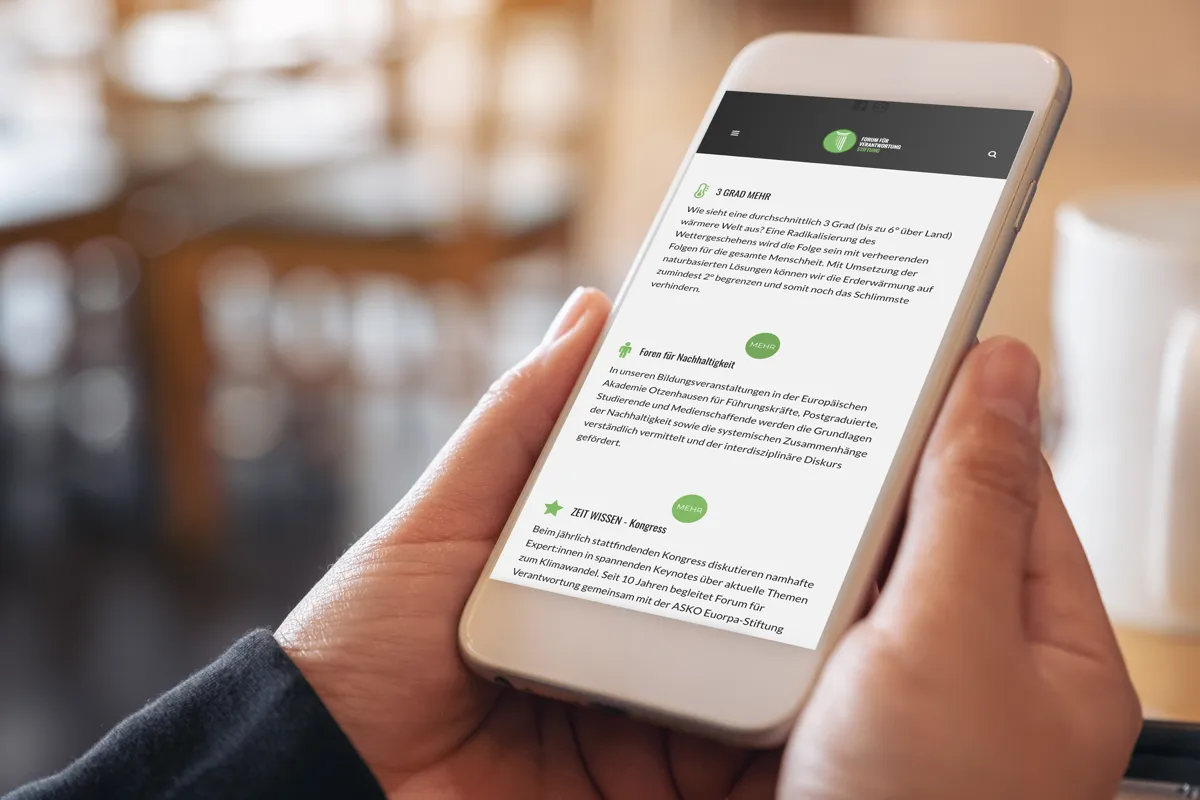 Website der Stiftung Forum für Verantwortung in der mobilen Ansicht auf einem Smartphone