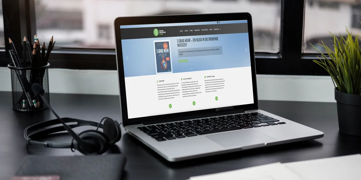 Website der Stiftung Forum für Verantwortung auf einem Laptop am Arbeitsplatz