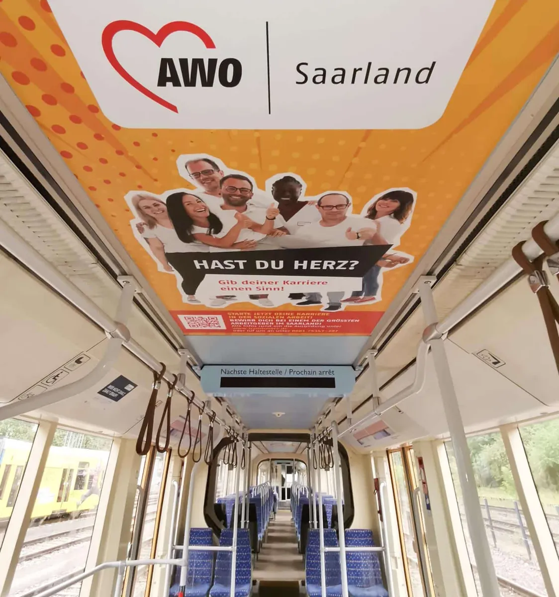 Deckenbeklebung im Innenraum der Saarbahn mit der AWO-Kampagne „Hast du Herz?“