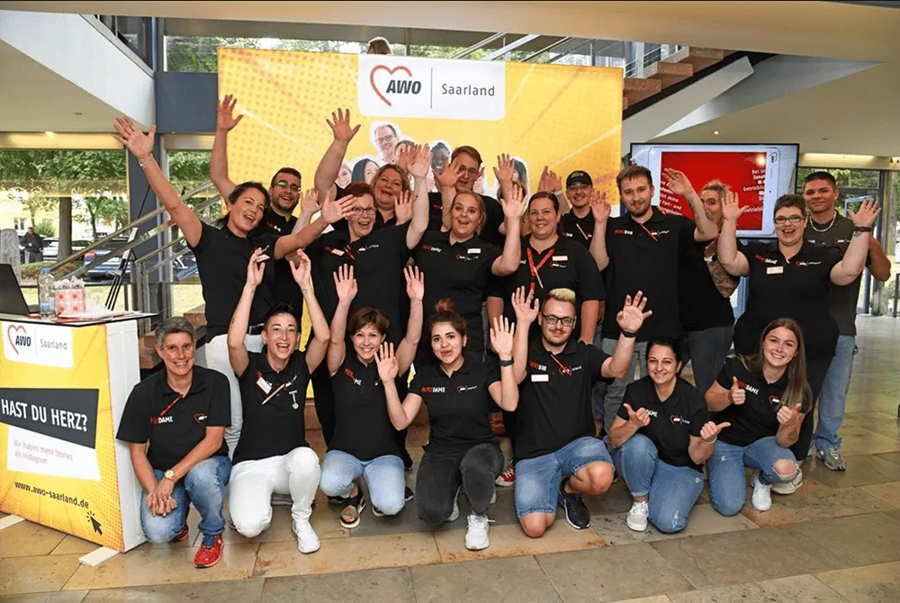 Team der AWO Saarland jubelt am Messestand der Recruitingkampagne „Hast du Herz?“