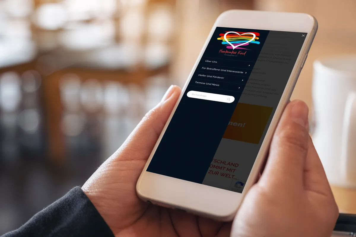 Website des Vereins Herzkrankes Kind Homburg in der mobilen Ansicht auf einem Smartphone