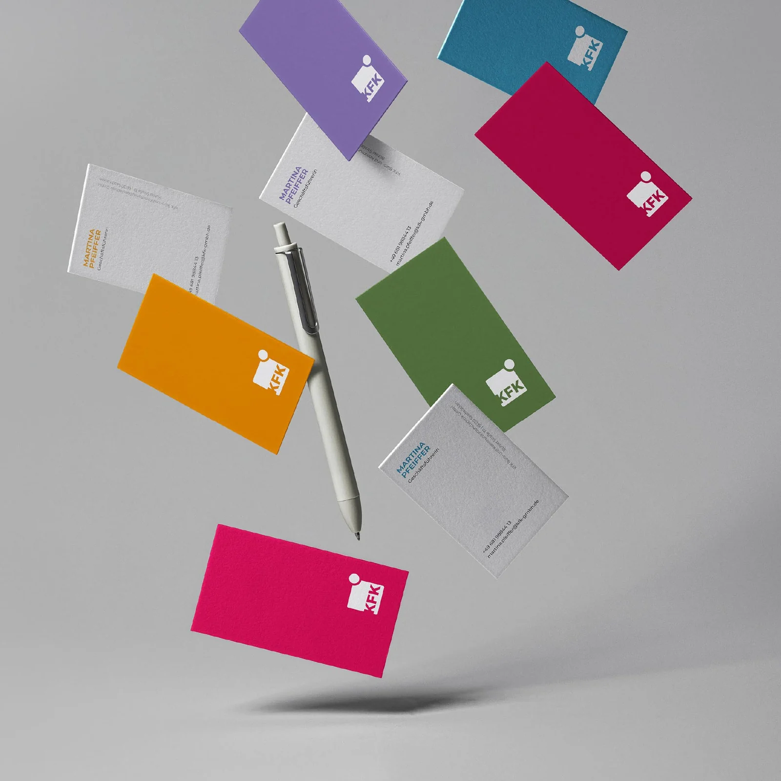 Schwebende Briefumschläge und Briefbogen von KFK in Pink, Grün, Violett und Orange