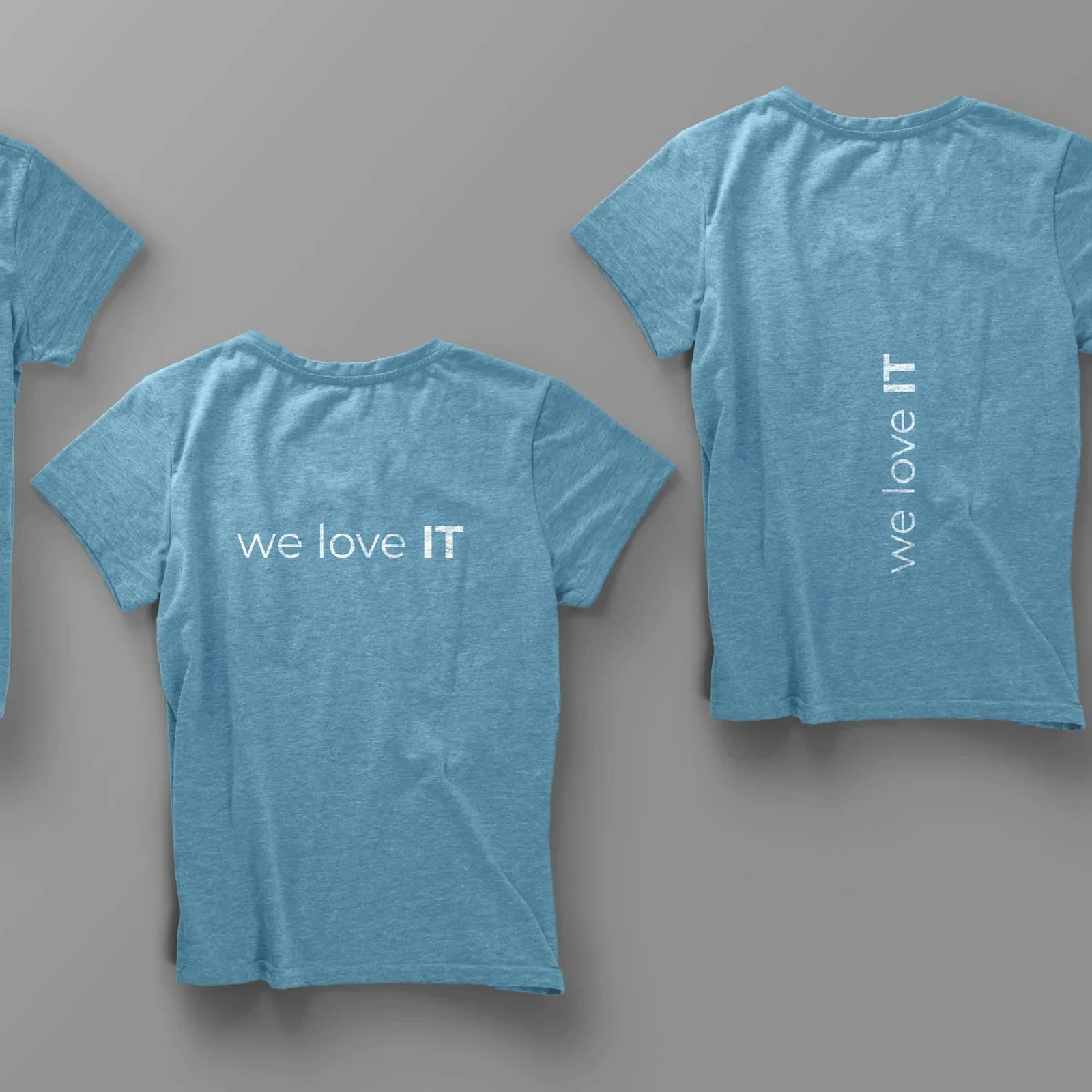 Zwei hellblaue T-Shirts mit dem Aufdruck „we love IT“ für KFK