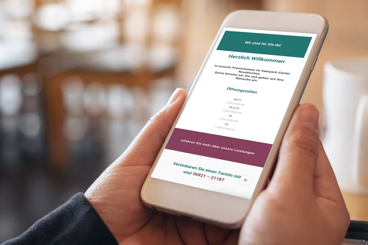 Website der Kieferorthopädie Dr. Catharina Weyrich in der mobilen Ansicht auf einem Smartphone