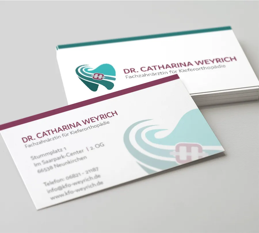 Visitenkarten der Kieferorthopädie Dr. Catharina Weyrich in Neunkirchen, Vorder- und Rückseite