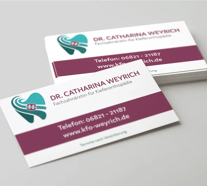Visitenkarten der Kieferorthopädie Dr. Catharina Weyrich mit beerenfarbenem Balken und Telefonnummer