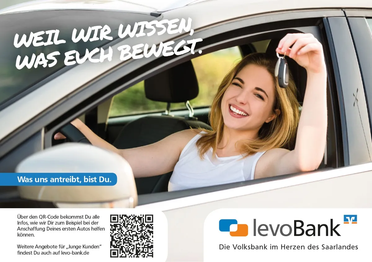 Kampagnenmotiv der levoBank Lebach: junge Frau im Auto zeigt lächelnd einen Schlüssel, „Weil wir wissen, was euch bewegt“