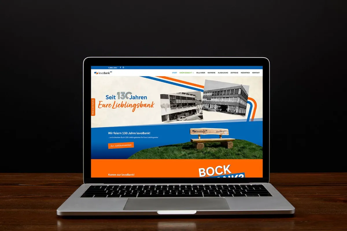 Startseite der Website der levoBank mit dem Claim „Seit 130 Jahren Eure Lieblingsbank“ auf einem Laptop
