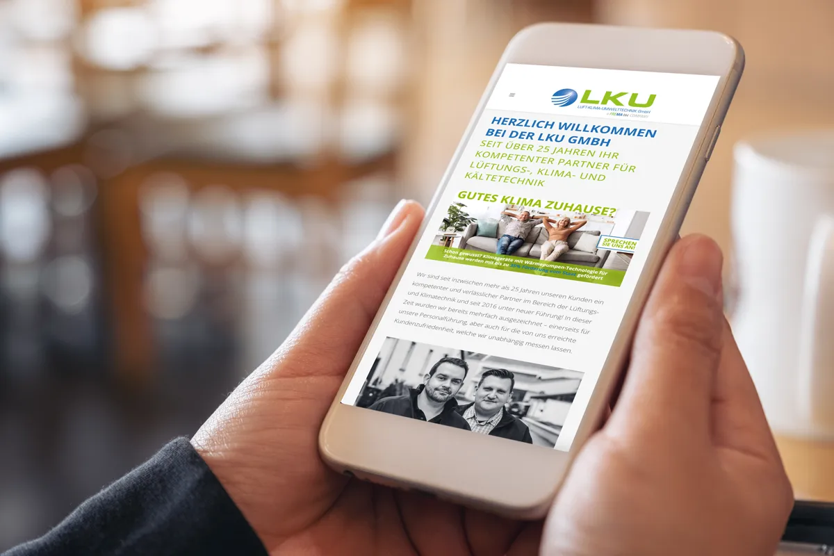 Mobile Website der LKU Luft-Klima-Umwelttechnik aus Merzig auf einem Smartphone in der Hand