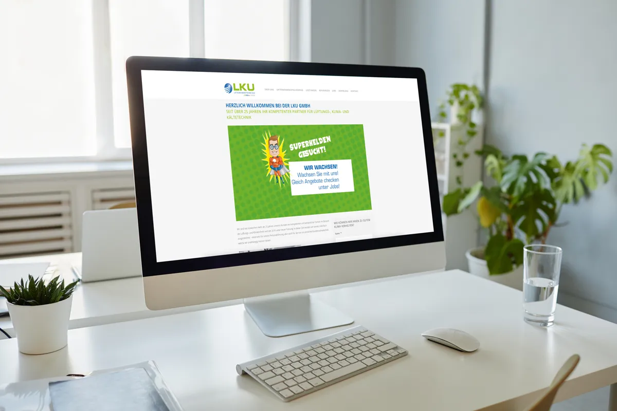 Website der LKU Luft-Klima-Umwelttechnik auf einem iMac an einem hellen Arbeitsplatz
