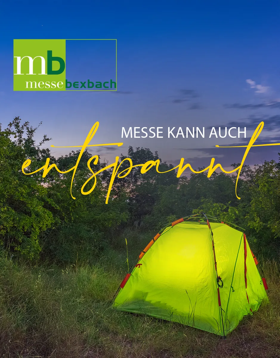 Social-Media-Motiv der Messe Bexbach „Messe kann auch entspannt“ mit leuchtendem Zelt auf einer Wiese