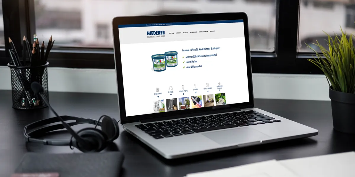 Website von NIEDERER, Baustoffspezialist in Völklingen, auf einem Laptop am Fenster