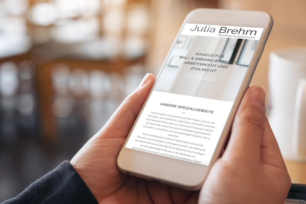 Website der Rechtsanwaltskanzlei Julia Brehm aus Saarlouis in der mobilen Ansicht auf dem Smartphone