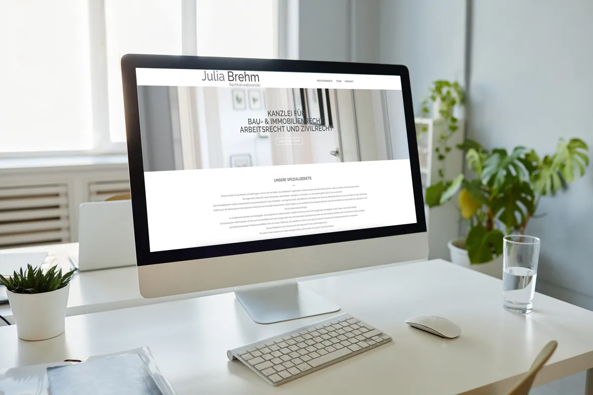 WordPress-Website der Rechtsanwaltskanzlei Julia Brehm aus Saarlouis auf einem iMac
