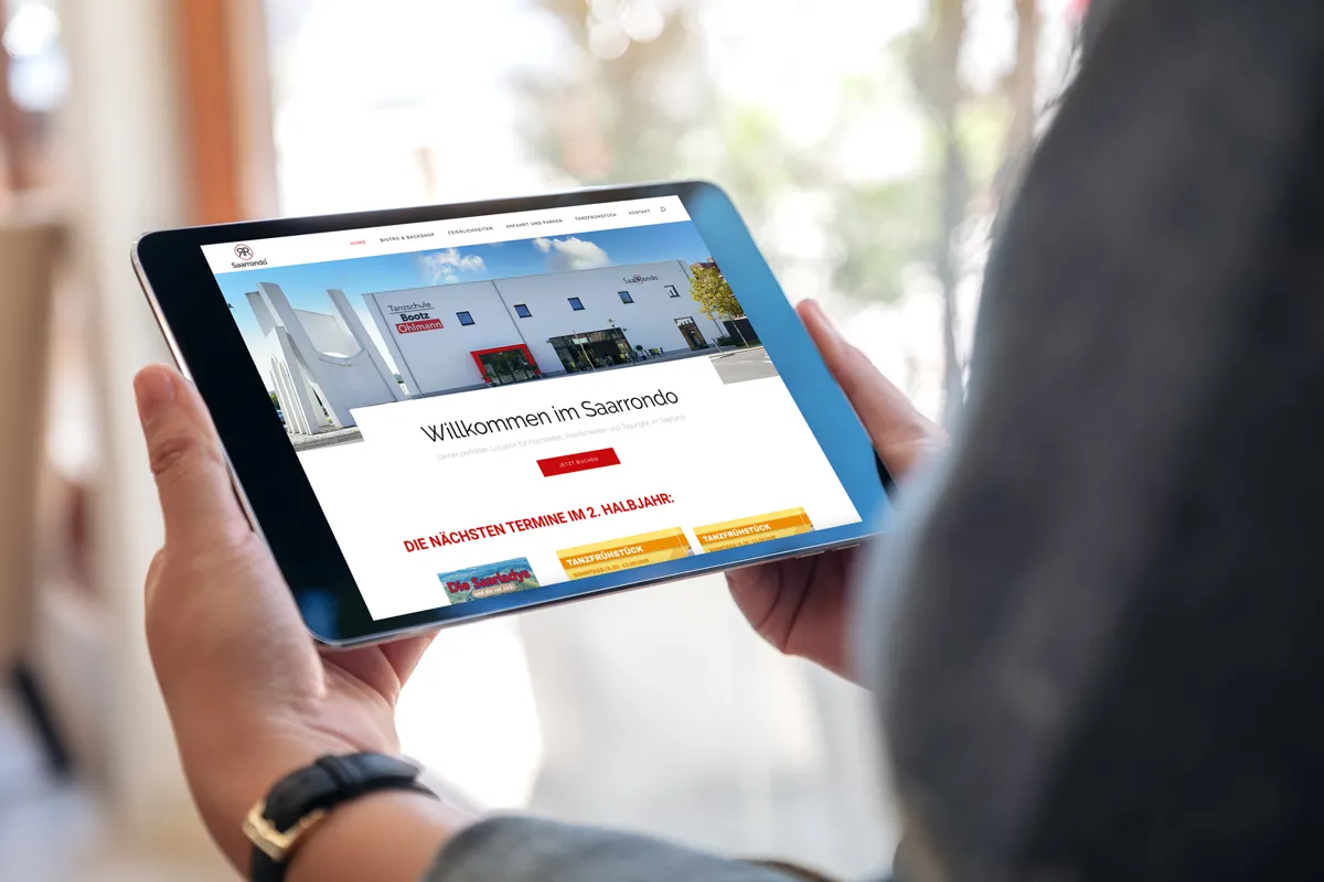 Website der Eventlocation Saarrondo in Saarbrücken auf einem Tablet in der Hand