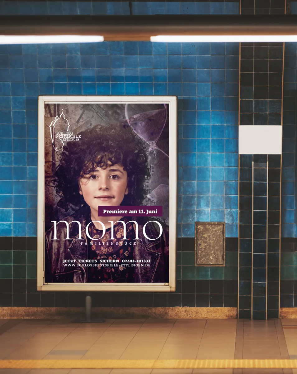 Plakat der Schlossfestspiele Ettlingen zum Stück „Momo“ in einer gefliesten U-Bahn-Station