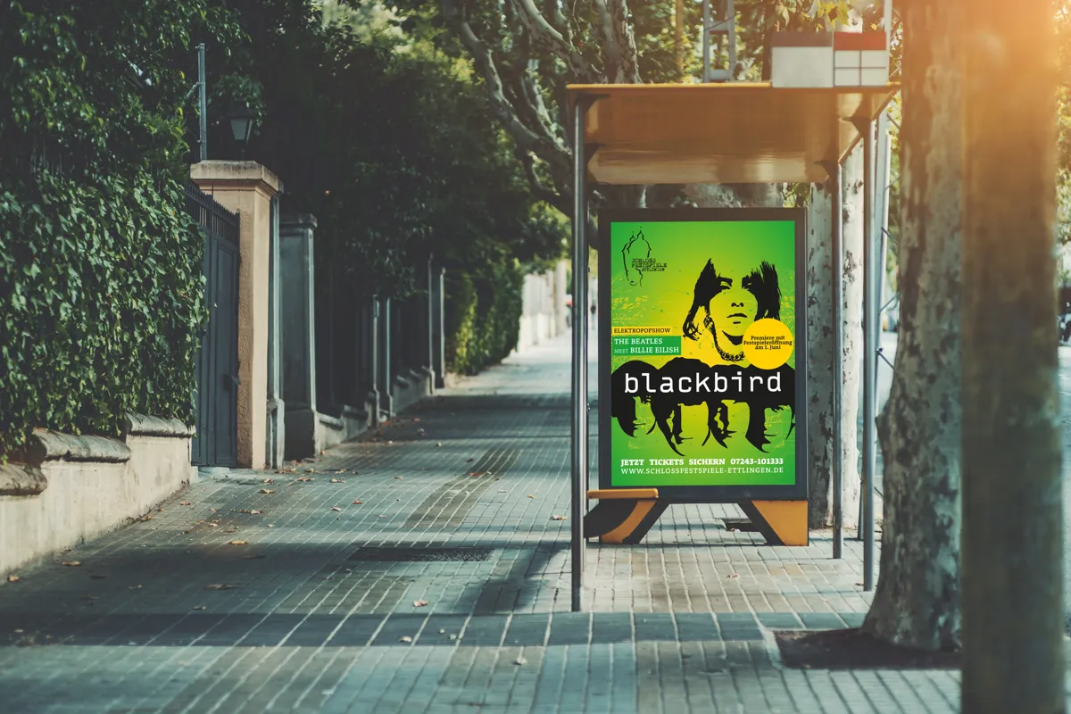 Plakat der Schlossfestspiele Ettlingen zum Stück „Blackbird“ an einer Bushaltestelle