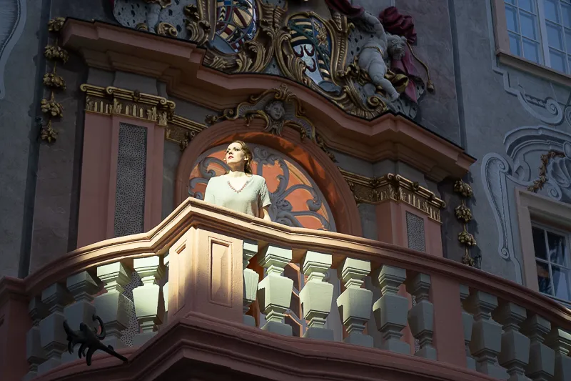 Sängerin auf dem barocken Balkon des Ettlinger Schlosses bei den Schlossfestspielen