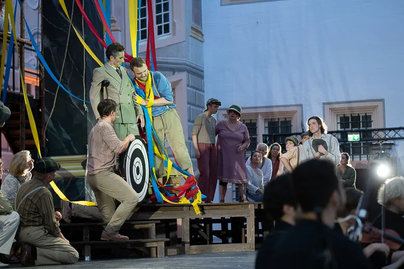 Theaterszene der Schlossfestspiele Ettlingen mit Zielscheibe und bunten Bändern vor der Schlossfassade