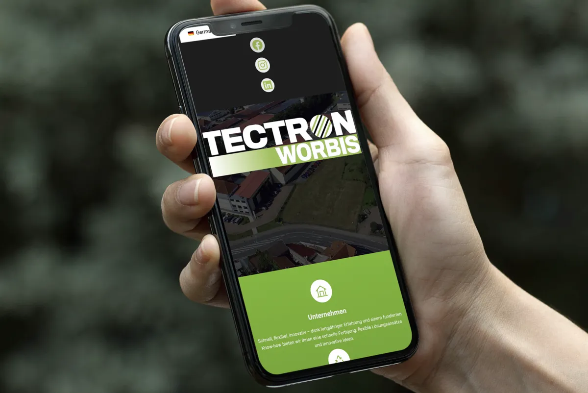 Mobile Website von TECTRON Worbis auf einem Smartphone in der Hand
