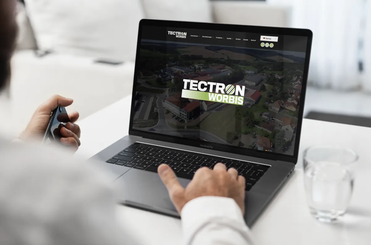 Website von TECTRON Worbis mit Luftbild des Firmengeländes auf einem Laptop
