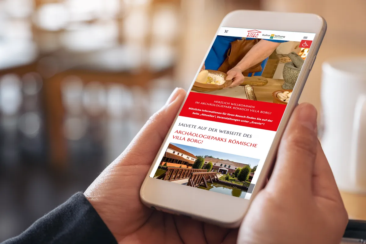 Website des Archäologieparks Villa Borg in Perl in der mobilen Ansicht auf dem Smartphone
