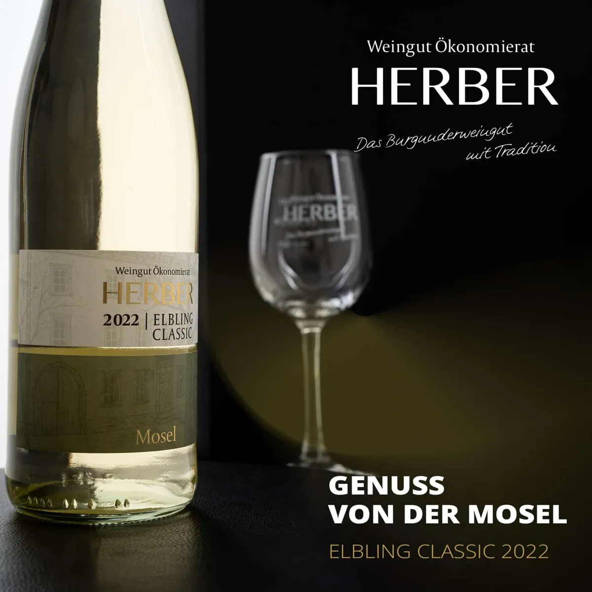 Motiv für den Elbling Classic 2022 des Weinguts Herber mit Flasche und Glas, „Genuss von der Mosel“