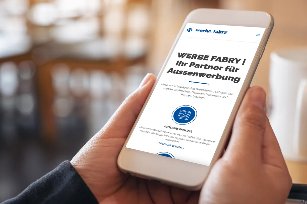 Website von werbe fabry, „Ihr Partner für Außenwerbung“, in der mobilen Ansicht auf dem Smartphone