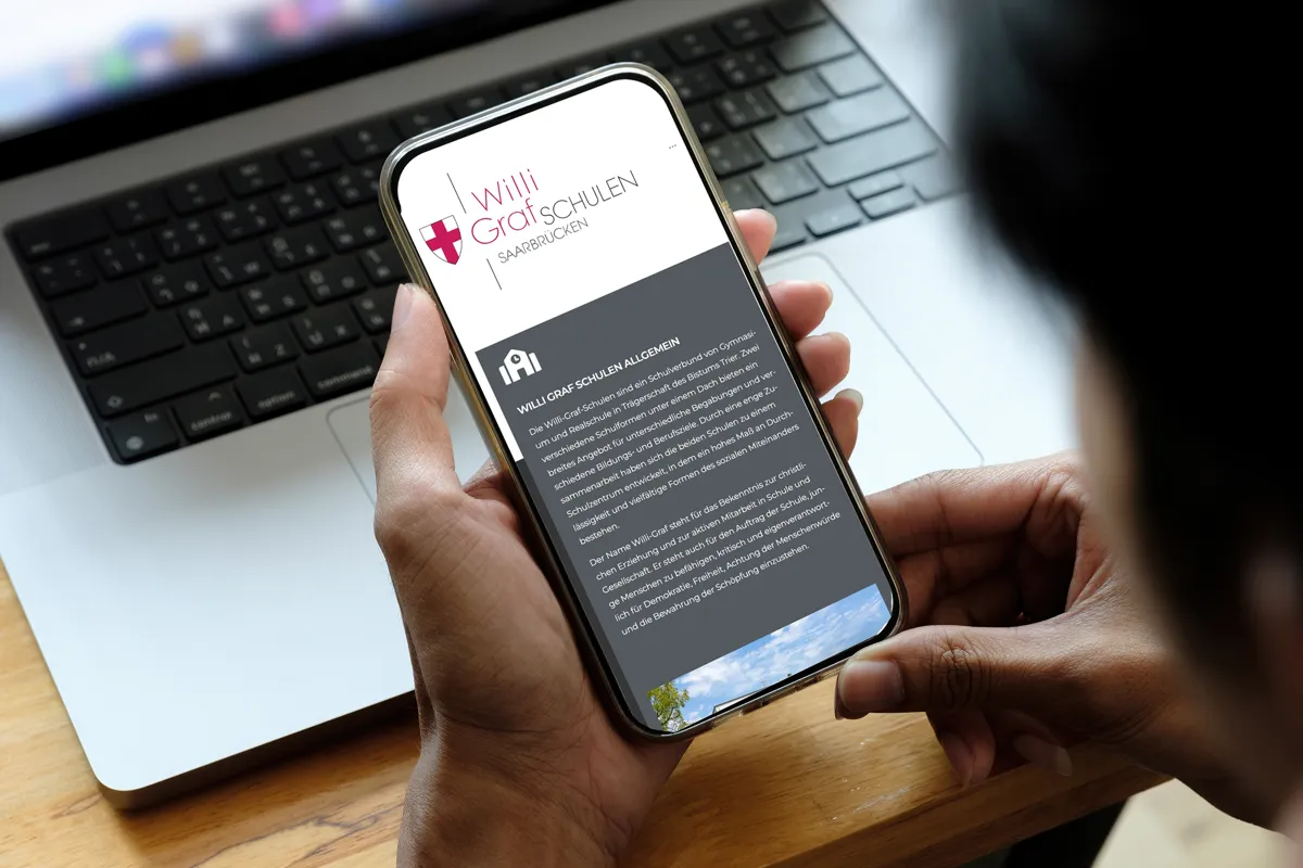 Website der Willi-Graf-Schulen Saarbrücken in der mobilen Ansicht auf einem Smartphone