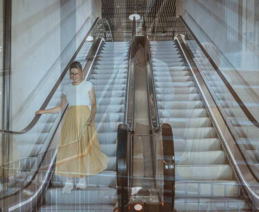 Frau auf einer Rolltreppe, Bildsprache für bridgebuilder der Universität Luxemburg
