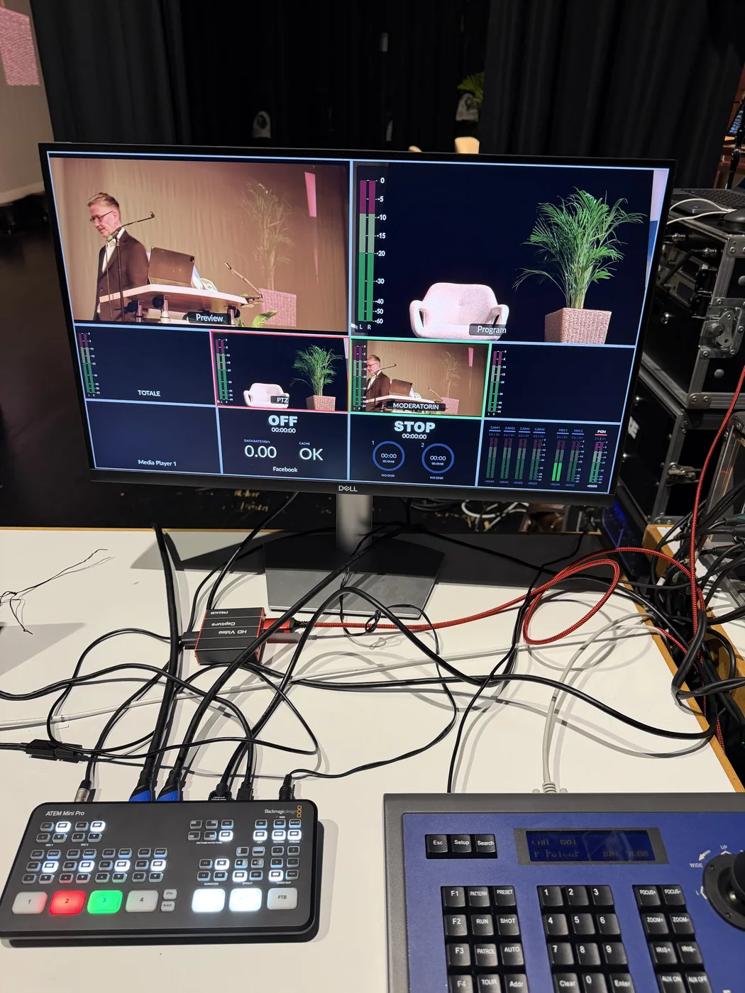 Bildmischer, Kamerasteuerung und Vorschaumonitore beim Aufbau eines Event-Livestreams