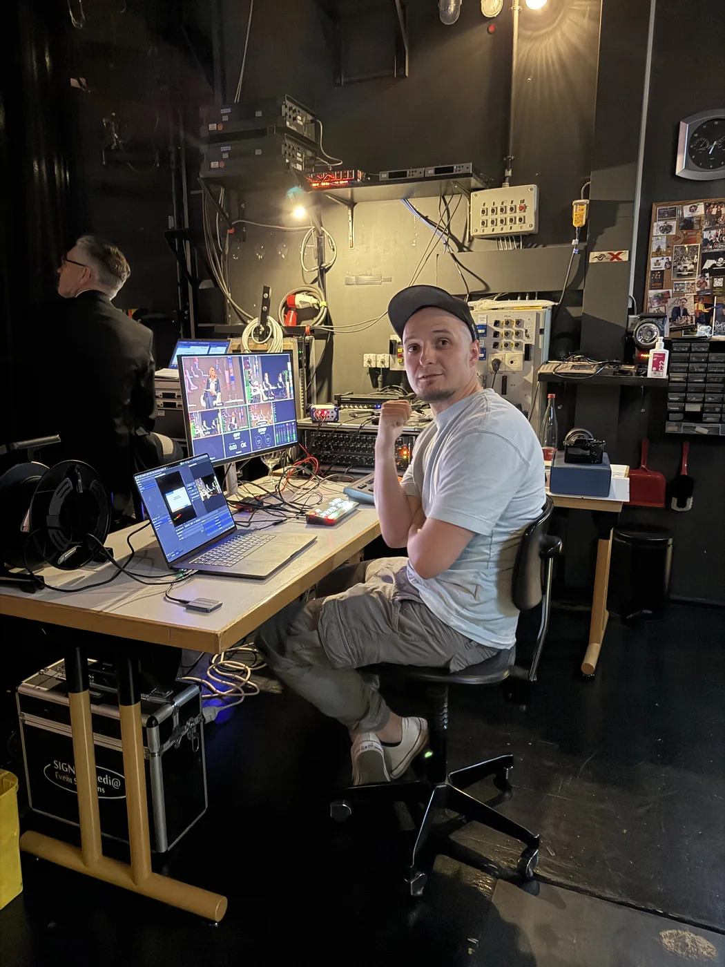 Techniker von marketing thom am Regieplatz mit Monitoren bei der Vorbereitung eines Livestreams