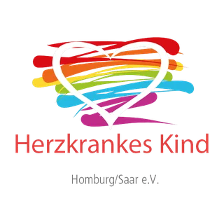 Logo des Vereins Herzkrankes Kind Homburg/Saar e.V. mit Herz auf bunten Pinselstrichen