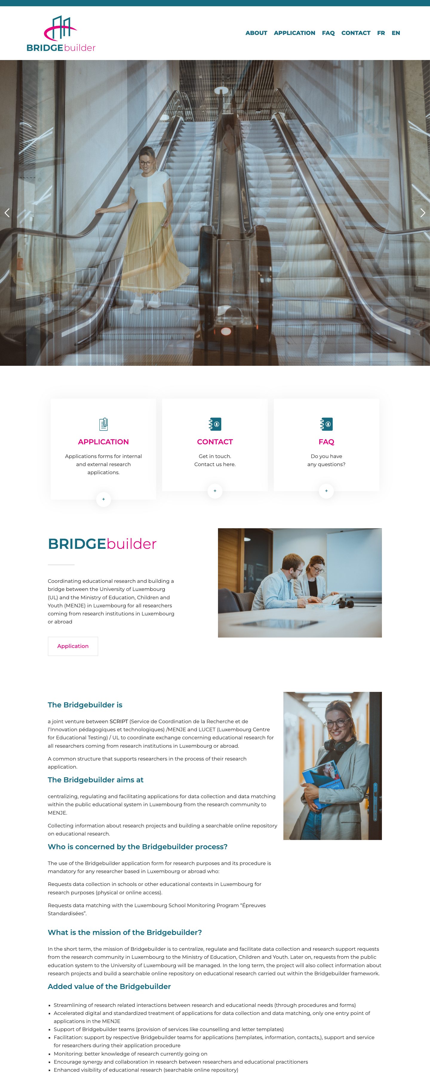 Startseite der Website von Bridgebuilder (bridgebuilder.lu) mit Frau auf einer Rolltreppe