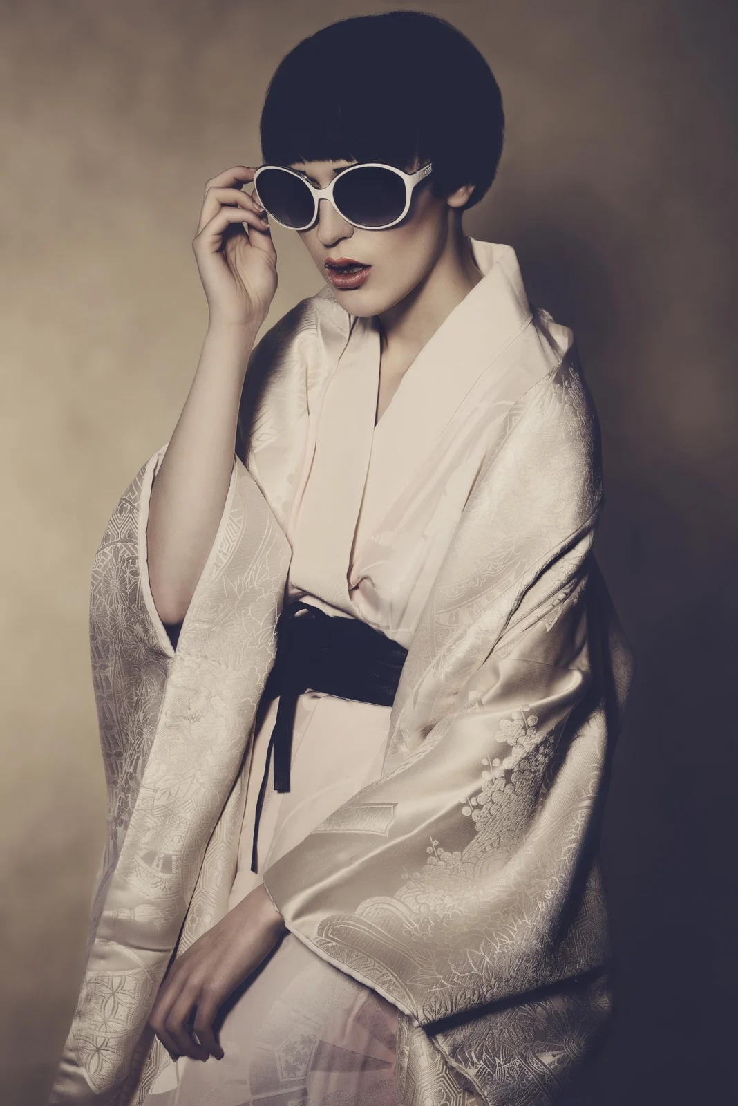 Fashion-Shooting: Model mit Bob-Frisur im Seidenkimono und mit weißer Sonnenbrille